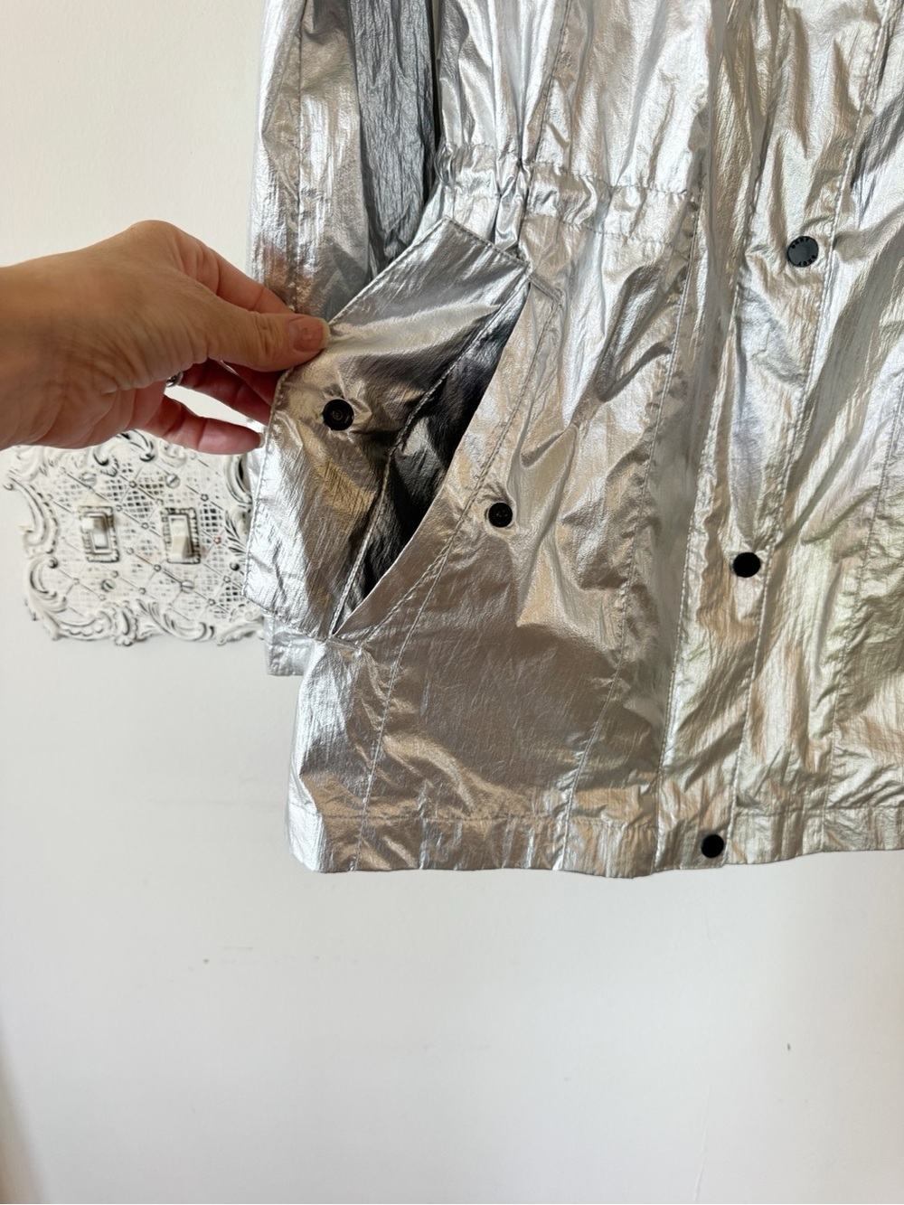 DKNY Silver Metallic Hooded Anorak Lightweight Windbreaker Rain Jacket XS - Picture 8 of 12